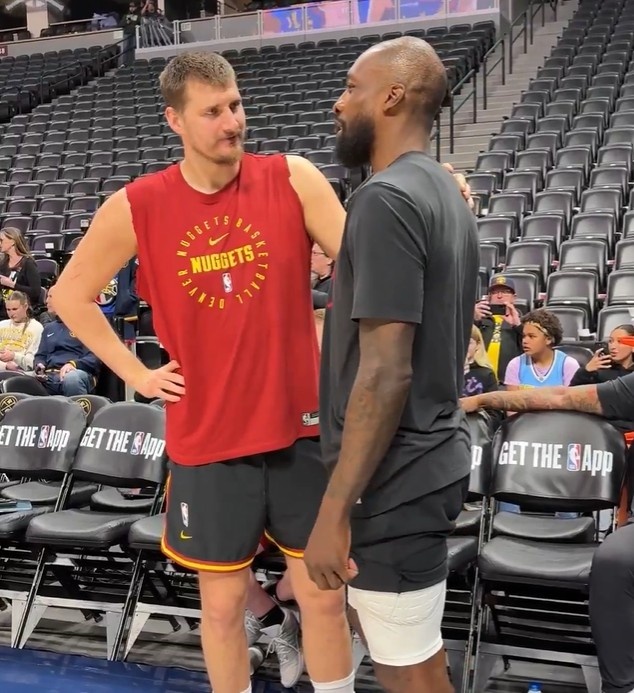 鲸鱼体育-夺冠老队友！约基奇和杰夫·格林赛前寒暄许久