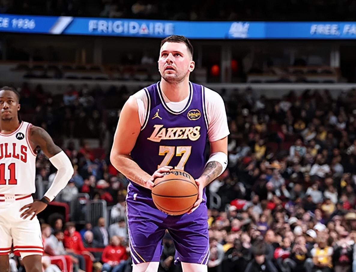 鲸鱼体育在线观看-湖人入正轨！东契奇合理出手盘活全队，各配角攻守齐爆侵略性拉满