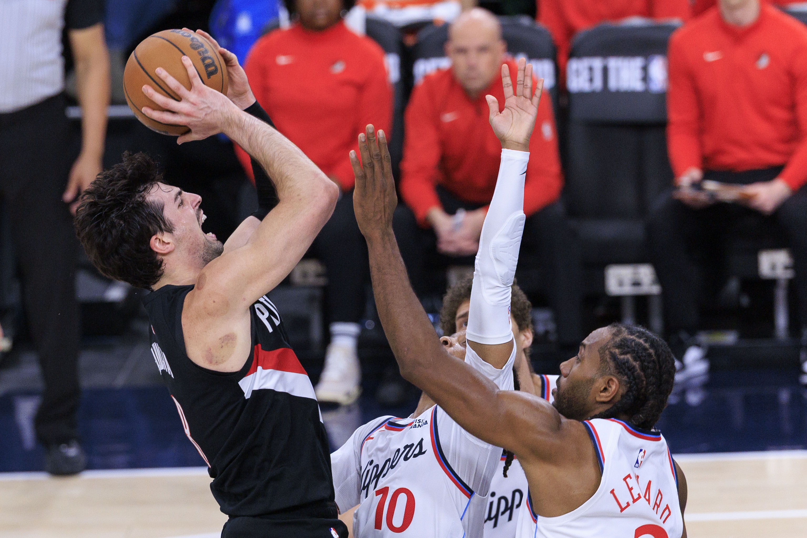 鲸鱼体育直播-快船本赛季对阵开拓者2-1 赛季倒数第二场双方还要打一场卡位战